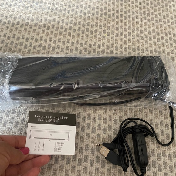 ***NEW IN BOX*** Desktop Computer Soundbar style speaker. - Picture 3 of 6